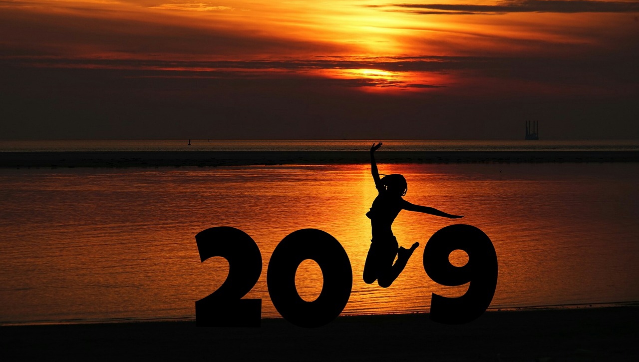 QQ情侣网名2017最新版，爱的符号启程浪漫之旅